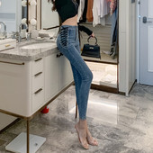 Liikuvad kõrge vöökoha ja paeltega naiste teksad