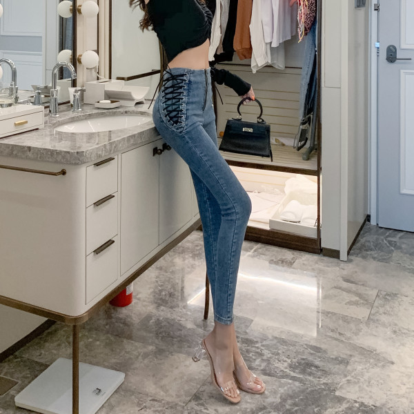 Liikuvad kõrge vöökoha ja paeltega naiste teksad