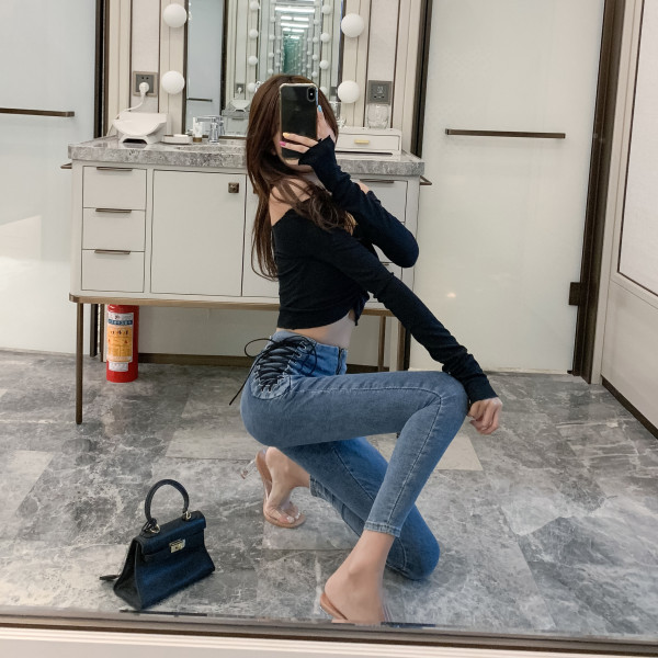 Liikuvad kõrge vöökoha ja paeltega naiste teksad