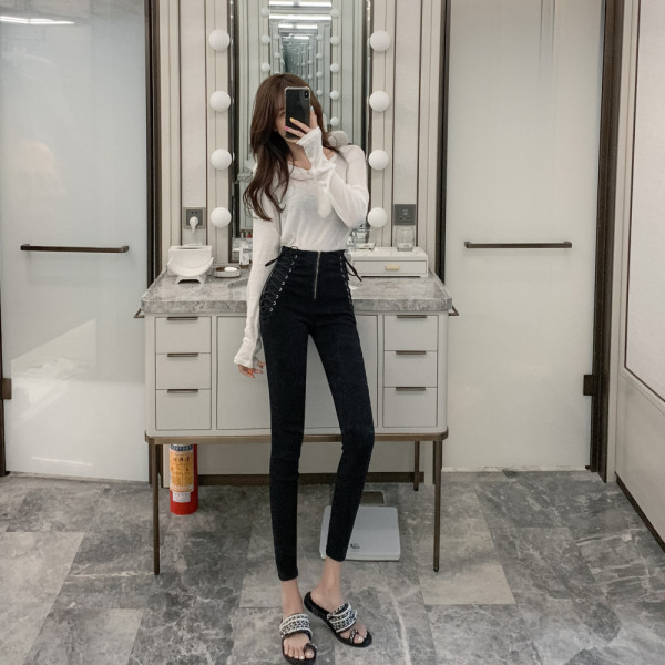 Liikuvad kõrge vöökoha ja paeltega naiste teksad