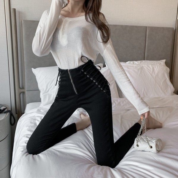 Liikuvad kõrge vöökoha ja paeltega naiste teksad