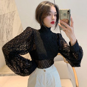 Γυναικεία δαντελένια μπλούζα με ψηλό κολάρο και φαρδιά μανίκια