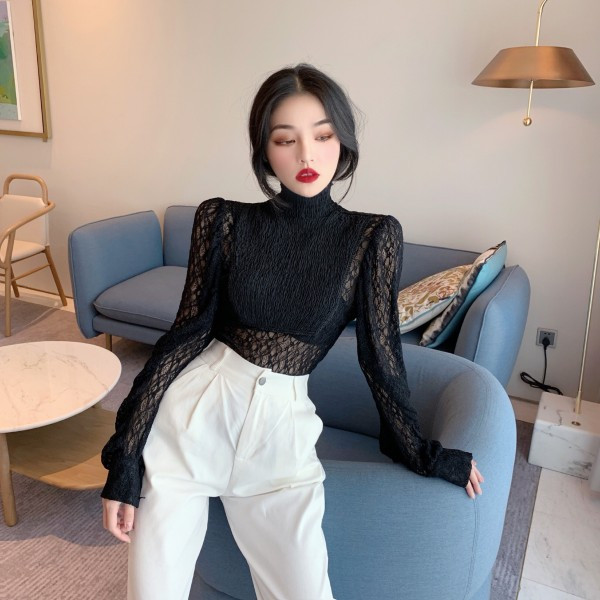 Γυναικεία δαντελένια μπλούζα με ψηλό κολάρο και φαρδιά μανίκια