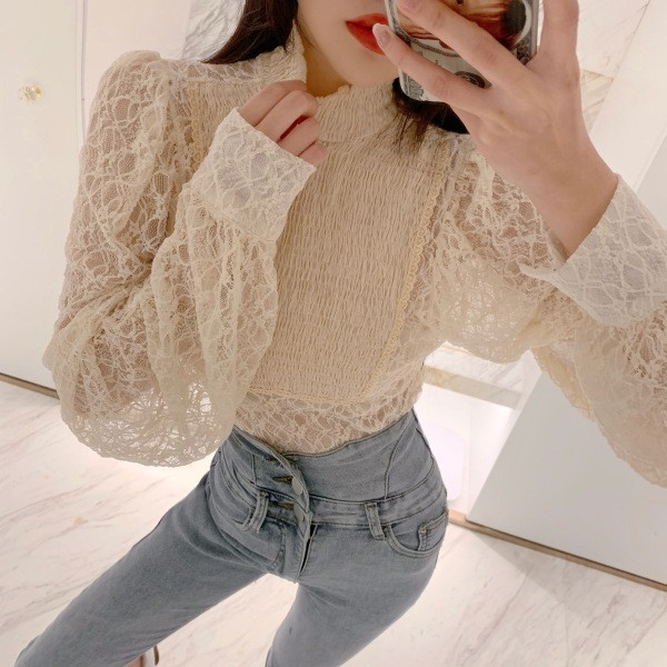 Γυναικεία δαντελένια μπλούζα με ψηλό κολάρο και φαρδιά μανίκια