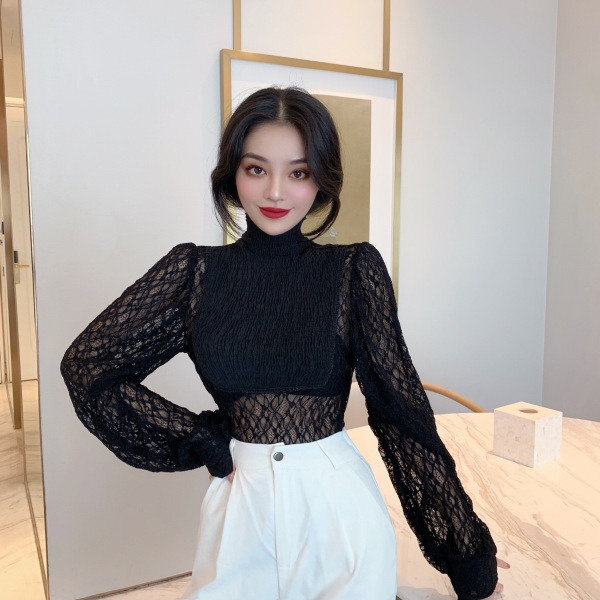 Γυναικεία δαντελένια μπλούζα με ψηλό κολάρο και φαρδιά μανίκια