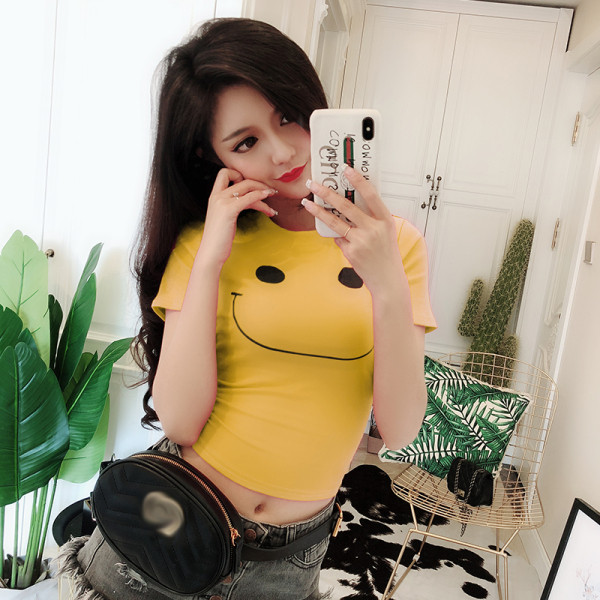 Vabaaja naiste t-särk ovaalse dekoltee ja aplikatsiooniga