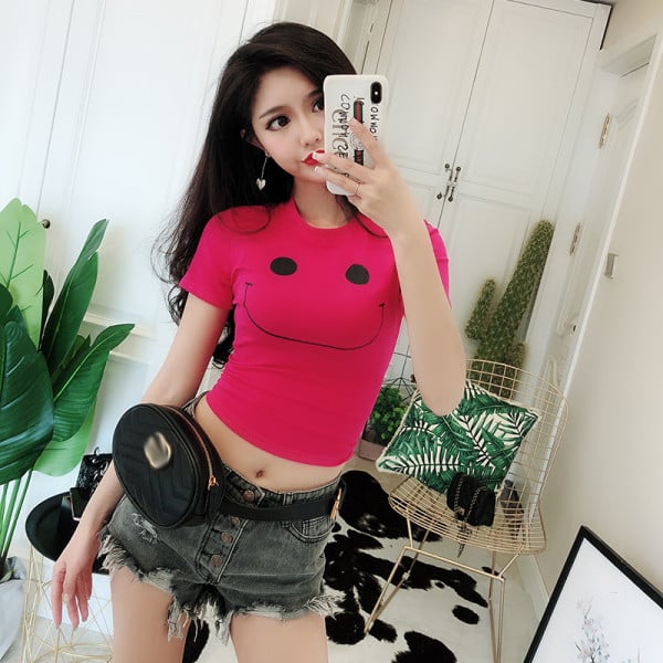 Vabaaja naiste t-särk ovaalse dekoltee ja aplikatsiooniga