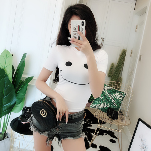 Vabaaja naiste t-särk ovaalse dekoltee ja aplikatsiooniga