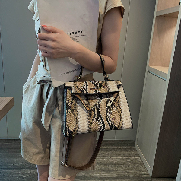 Aktuális női táska állatmintás, rövid és hosszú füllel