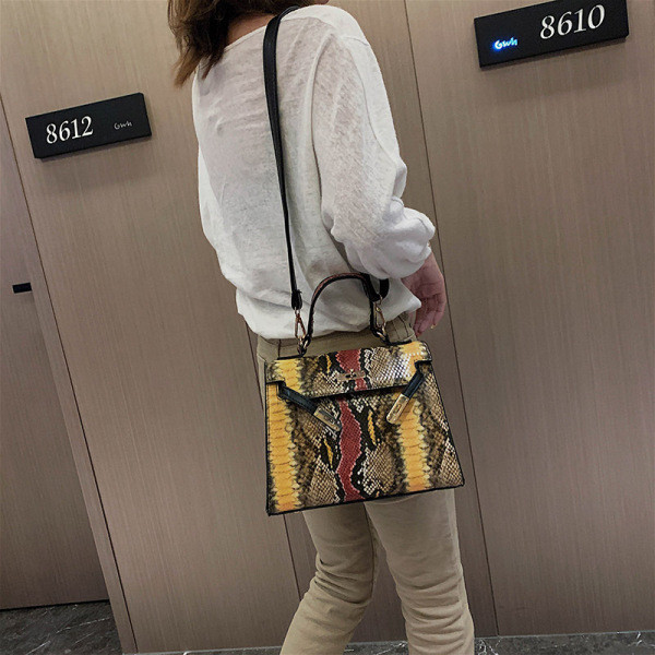 Aktuális női táska állatmintás, rövid és hosszú füllel