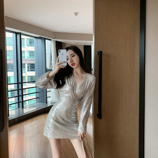 Stiilne litrite ja pikkade varrukatega naiste kleit