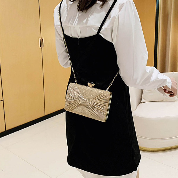 Fényes hatású, elegáns női táska fém fogantyús lánccal