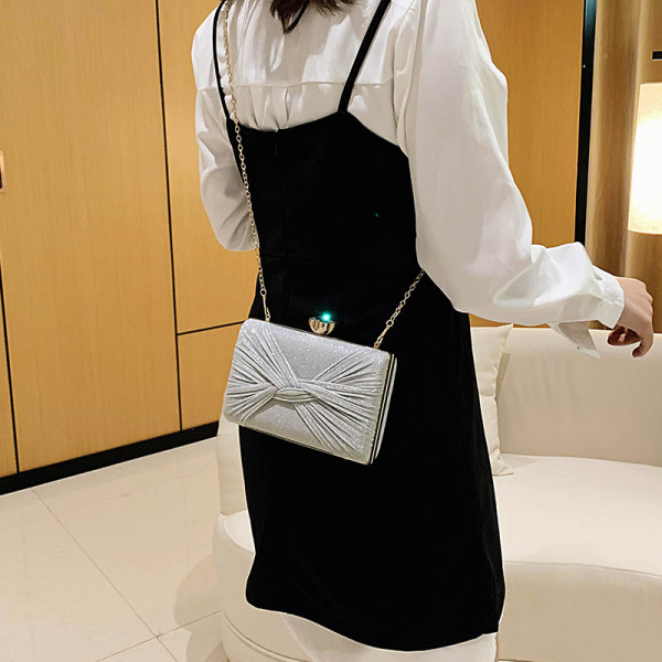 Fényes hatású, elegáns női táska fém fogantyús lánccal