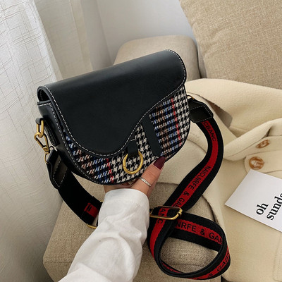 Pika sanga ja metallist rõngaga ruuduline naistekott