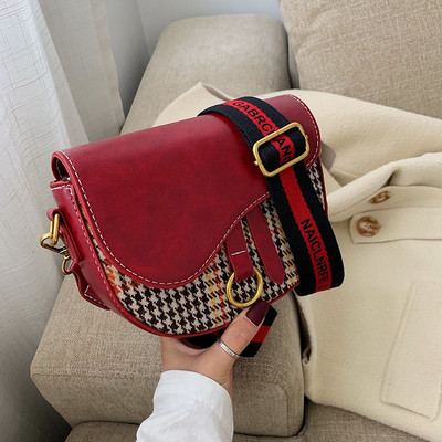 Pika sanga ja metallist rõngaga ruuduline naistekott