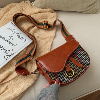 Pika sanga ja metallist rõngaga ruuduline naistekott