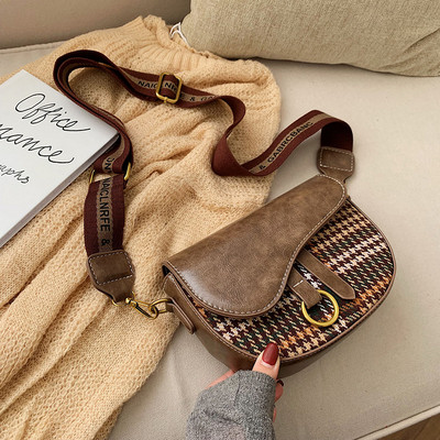 Pika sanga ja metallist rõngaga ruuduline naistekott