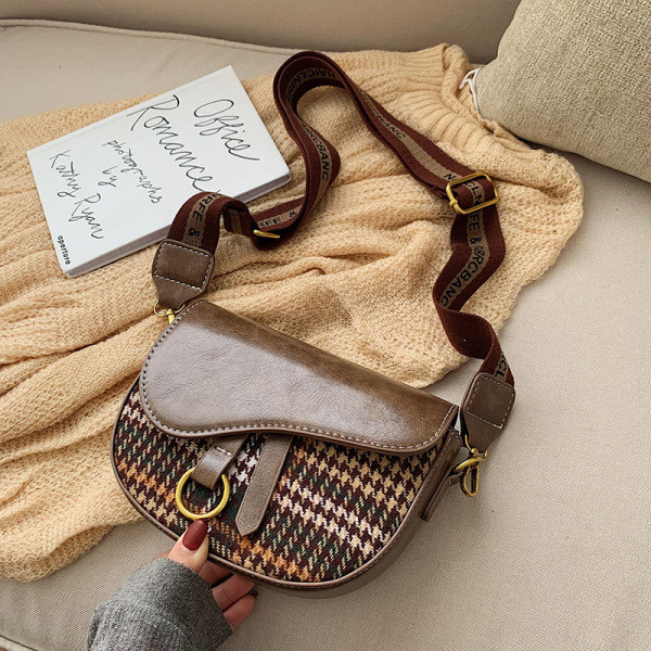 Pika sanga ja metallist rõngaga ruuduline naistekott