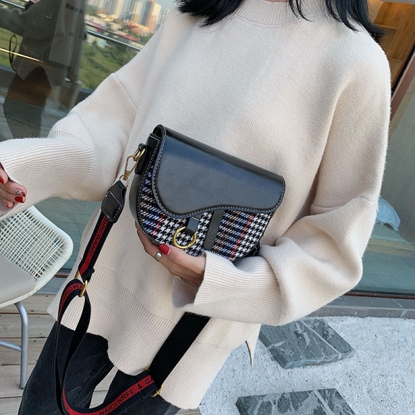 Pika sanga ja metallist rõngaga ruuduline naistekott