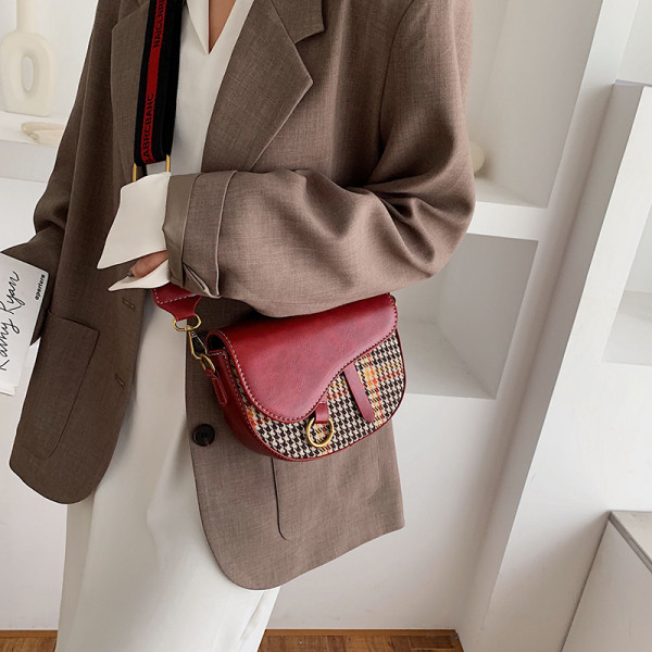 Pika sanga ja metallist rõngaga ruuduline naistekott