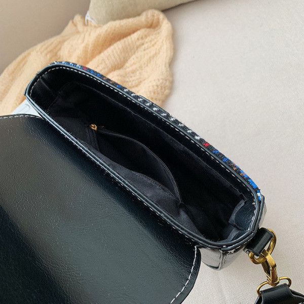 Pika sanga ja metallist rõngaga ruuduline naistekott