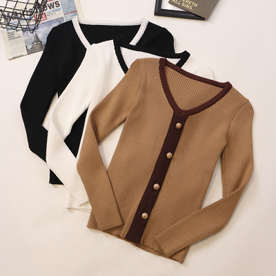 Тънък дамски пуловер с V-образно деколте, дълъг ръкав и копчета