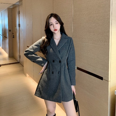 Női gyapjúkabát klasszikus gallérral és gombokkal