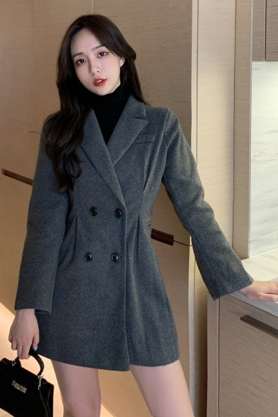 Női gyapjúkabát klasszikus gallérral és gombokkal