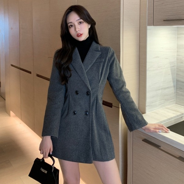 Női gyapjúkabát klasszikus gallérral és gombokkal