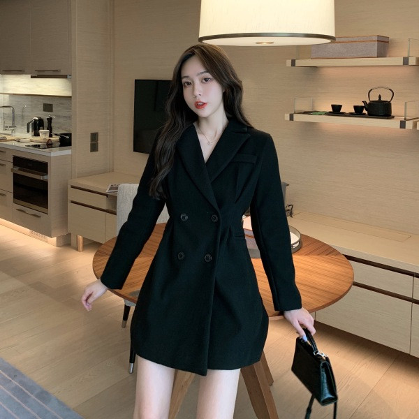 Női gyapjúkabát klasszikus gallérral és gombokkal