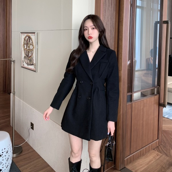 Női gyapjúkabát klasszikus gallérral és gombokkal