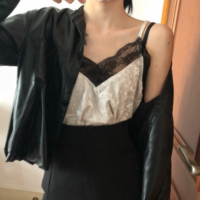 Baršunasta ženska majica bez rukava sa špic izrezom i čipkom