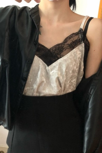 Baršunasta ženska majica bez rukava sa špic izrezom i čipkom