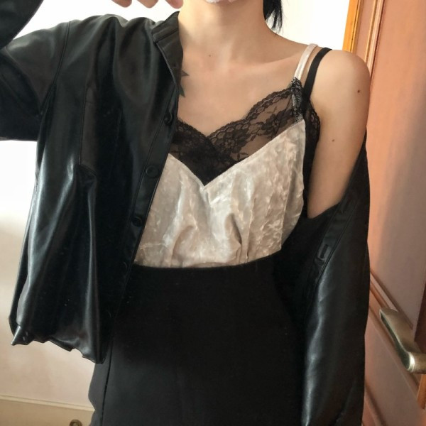 Baršunasta ženska majica bez rukava sa špic izrezom i čipkom