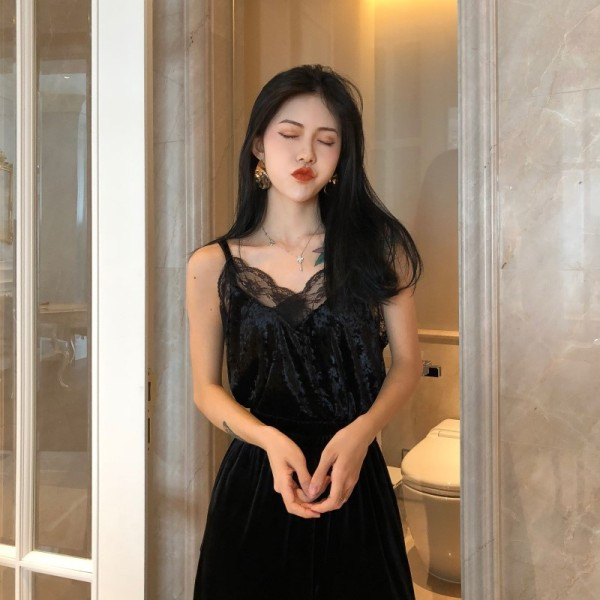 Baršunasta ženska majica bez rukava sa špic izrezom i čipkom