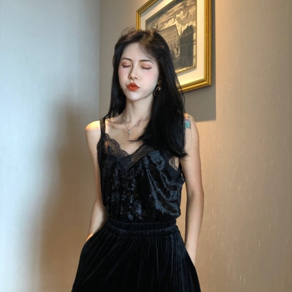 Baršunasta ženska majica bez rukava sa špic izrezom i čipkom