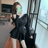 Aszimmetrikus női ing leejtett ujjakkal és gombokkal