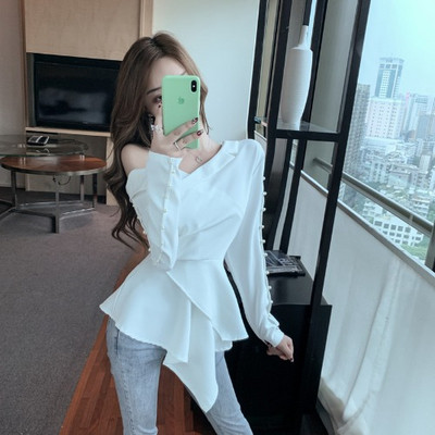 Aszimmetrikus női ing leejtett ujjakkal és gombokkal