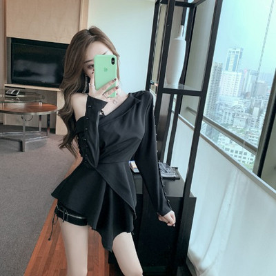 Aszimmetrikus női ing leejtett ujjakkal és gombokkal