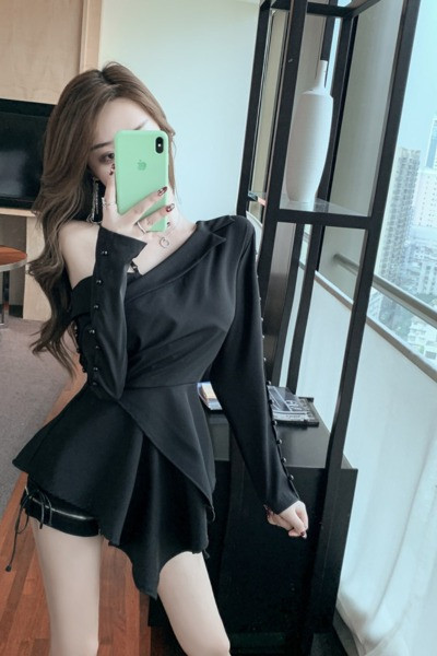 Aszimmetrikus női ing leejtett ujjakkal és gombokkal