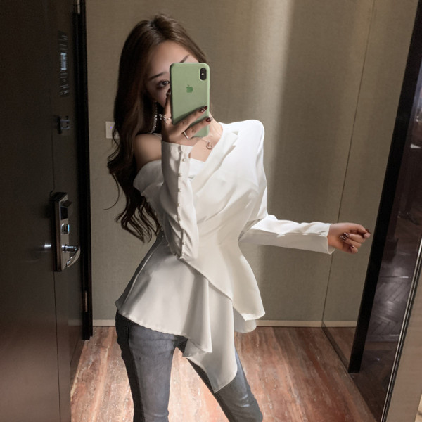 Aszimmetrikus női ing leejtett ujjakkal és gombokkal