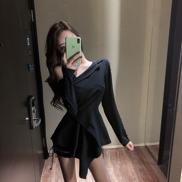 Aszimmetrikus női ing leejtett ujjakkal és gombokkal