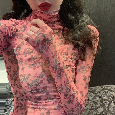 Lillemustri ja kõrge kraega naiste pitspluus