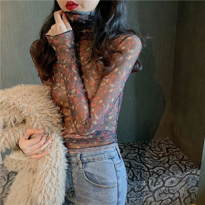 Lillemustri ja kõrge kraega naiste pitspluus