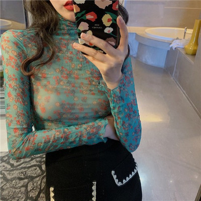 Lillemustri ja kõrge kraega naiste pitspluus