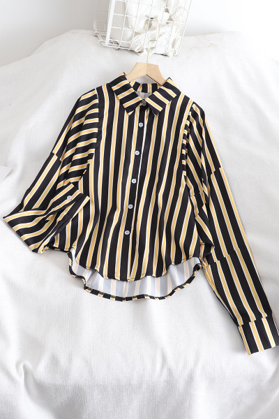 Triibuline naiste särk klassikalise krae ja nööpidega