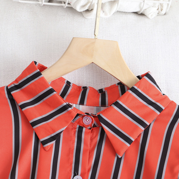 Triibuline naiste särk klassikalise krae ja nööpidega