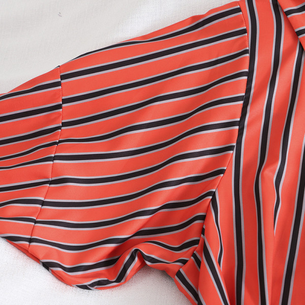 Triibuline naiste särk klassikalise krae ja nööpidega