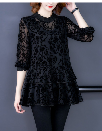 Разкроена дамска блуза с овално деколте, дълъг ръкав и флорален десен