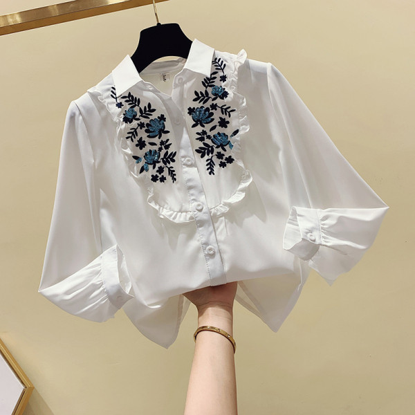 Moodne naiste särk klassikalise kraega, pikkade varrukatega ja lilltikandiga